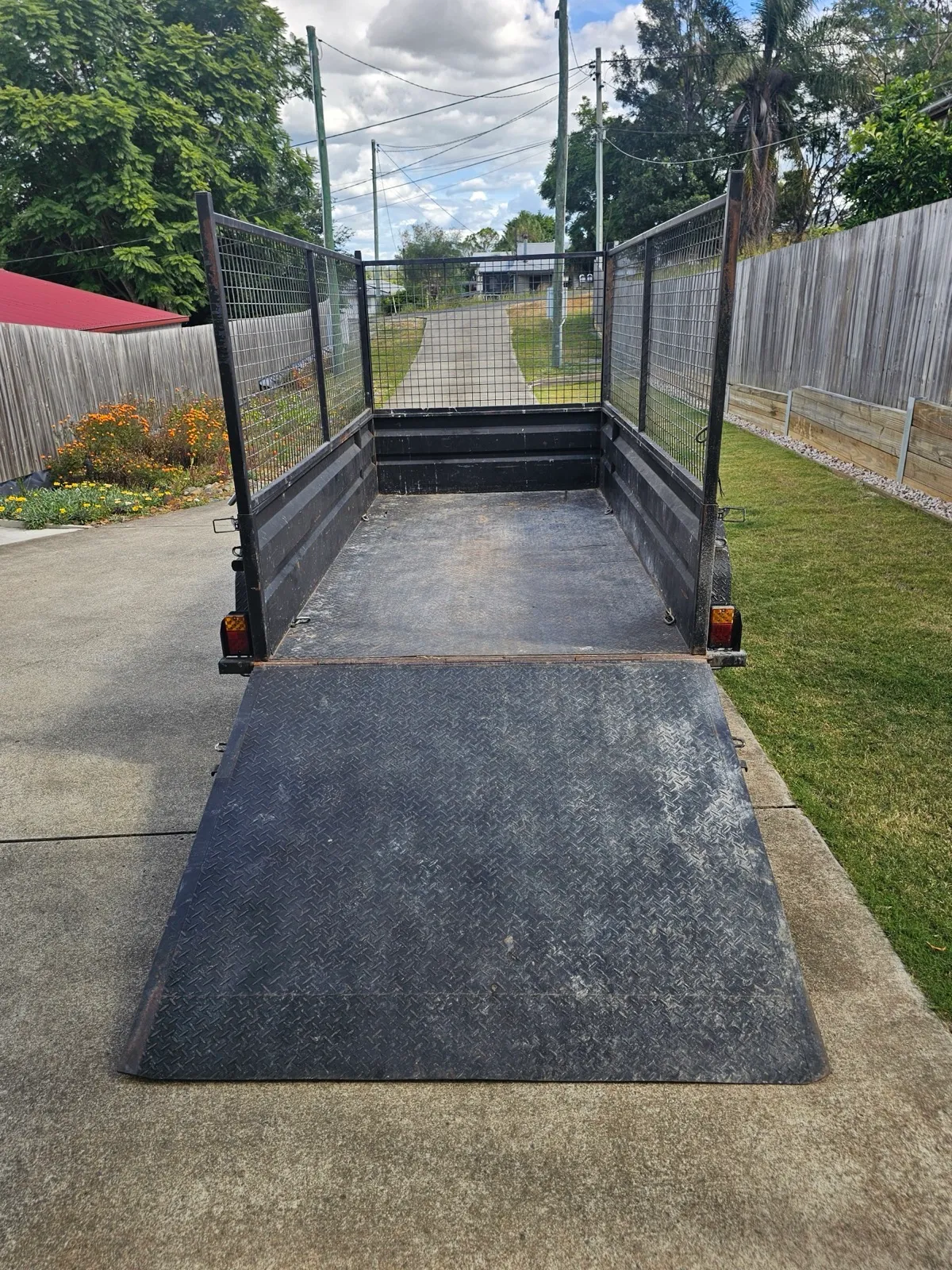 Rosco's 10x5 cage trailer with ramp — rear view