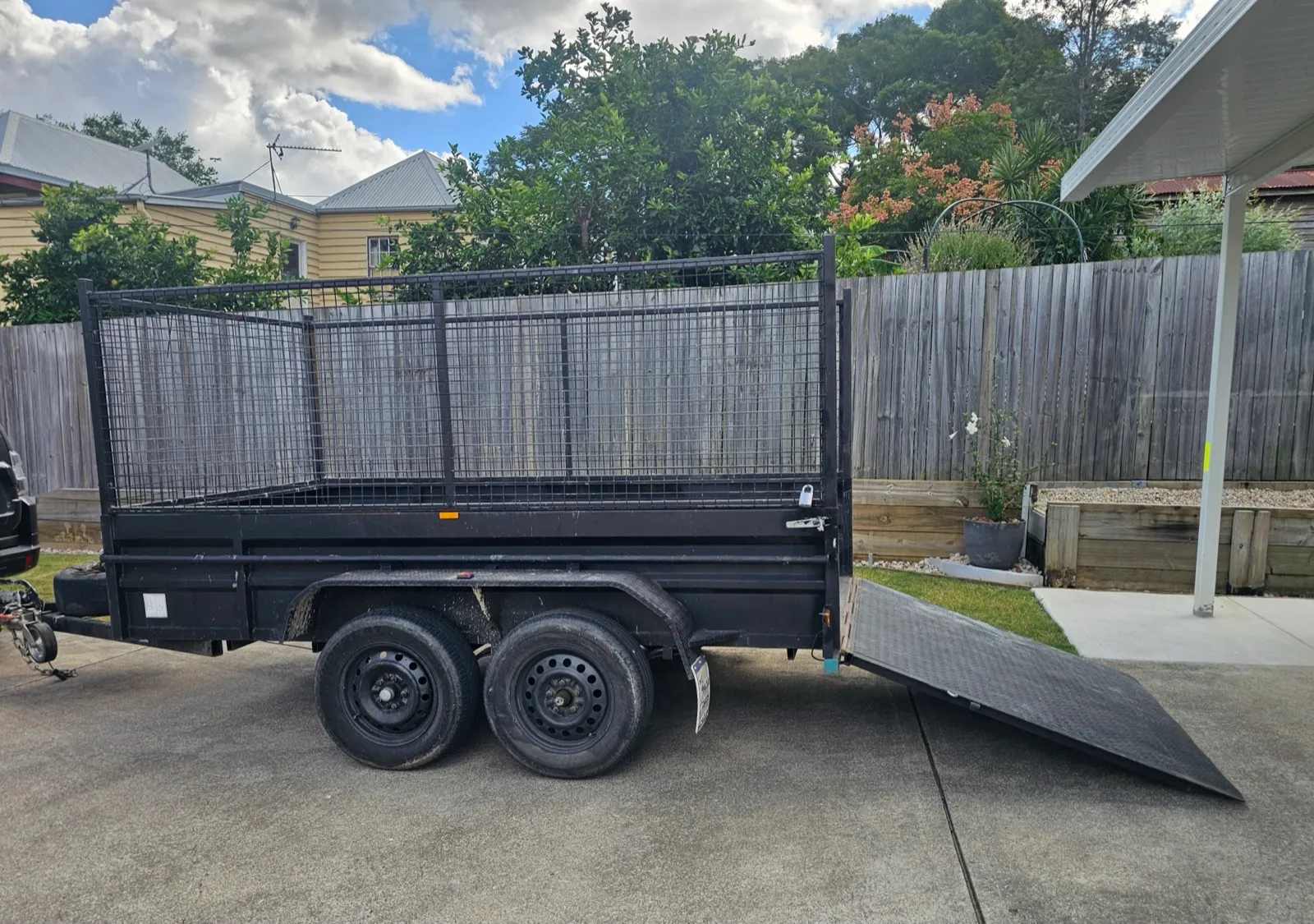 Rosco's 10x5 cage trailer with ramp — side view